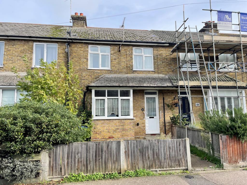Lot: 7 - MID-TERRACE HOUSE FOR IMPROVEMENT -